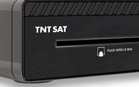 Logo TNT Sat sur le panneau avant d'un récepteur Triax THR 9910